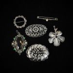 685995 Brooches